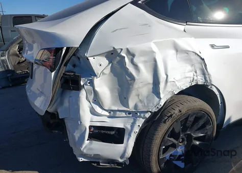 2024 Tesla Model Y Long Range Dual Motor All-Wheel Drive z USA, uszkodzony, nr VIN 7SAYGAEE1RF088907